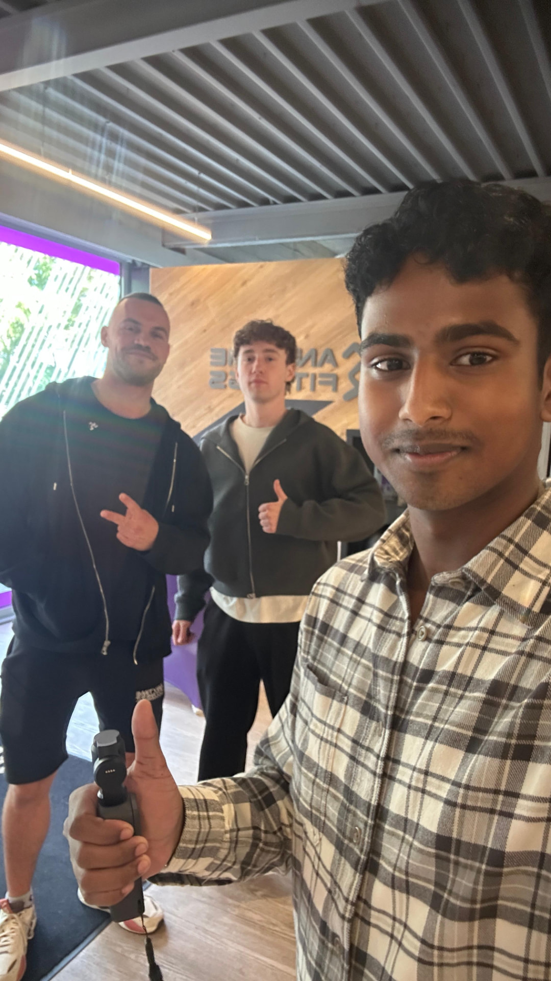 Roy van Upnxt Socials tijdens een contentshoot bij Anytime Fitness